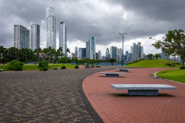 Panama City 'de gökdelenler, arka planda gökyüzü. Orta Amerika 'da popüler turizm beldesi. 