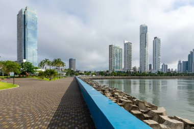 Panama City 'de gökdelenler, arka planda gökyüzü. Orta Amerika 'da popüler turizm beldesi. 