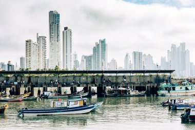 Panama City 'de gökdelenler, arka planda gökyüzü. Orta Amerika 'da popüler turizm beldesi. 
