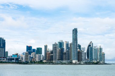 Panama City 'de gökdelenler, arka planda gökyüzü. Orta Amerika 'da popüler turizm beldesi. 
