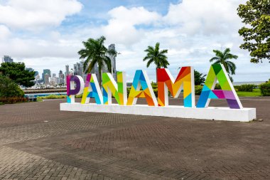 Panama City 'de gökdelenler, arka planda gökyüzü. Orta Amerika 'da popüler turizm beldesi. 