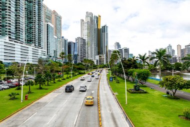 Panama City 'de gökdelenler, arka planda gökyüzü. Orta Amerika 'da popüler turizm beldesi. 