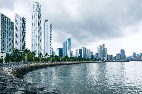 巴拿马城的摩天大楼背景上的天际线中美洲受欢迎的旅游胜地 — 图库照片