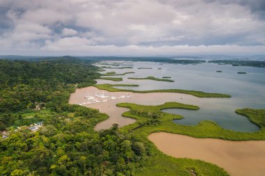 Panama. Tropikal Ada Hava Manzarası. Vahşi sahil şeridi yemyeşil egzotik orman. Bastimentos Adası 'ndaki Kızıl Kurbağa Sahili, Bocas del Toro, Orta Amerika, Panama.