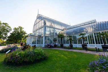 GOTHENBURG, SVEDEN - 24 Temmuz 2021: cam sera. Halka açık Palm House, Göteborg Bahçe Topluluğu 24 Temmuz 2021.