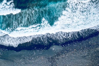 Mavi köpüklü deniz yüzeyinin üst görüntüsü. Yukarıdan insansız hava aracı tarafından vuruldu..