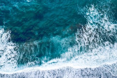 Mavi köpüklü deniz yüzeyinin üst görüntüsü. Yukarıdan insansız hava aracı tarafından vuruldu..