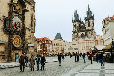 PRAG, CZECH REPUBLIC- 08 ARALIK 2021: Çek Cumhuriyeti Prag 'daki eski kasaba. Prag Popüler Turist Durgunluğu.