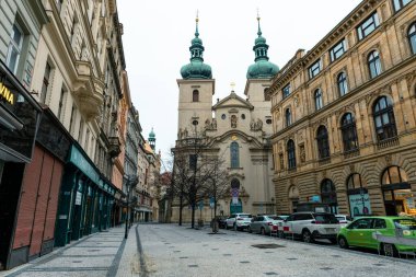 PRAG, CZECH REPUBLIC- 08 ARALIK 2021: Çek Cumhuriyeti Prag 'daki eski kasaba. Prag Popüler Turist Durgunluğu.