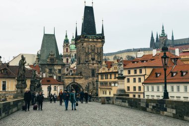PRAG, CZECH REPUBLIC- 08 ARALIK 2021: Çek Cumhuriyeti Prag 'daki eski kasaba. Prag Popüler Turist Durgunluğu.