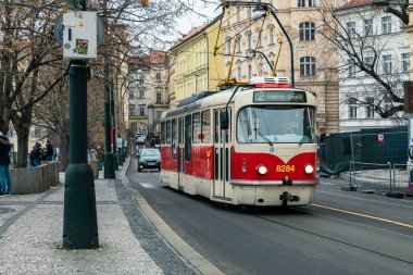 PRAG, CZECH REPUBLIC- 08 ARALIK 2021: Çek Cumhuriyeti Prag 'daki eski kasaba. Prag Popüler Turist Durgunluğu.