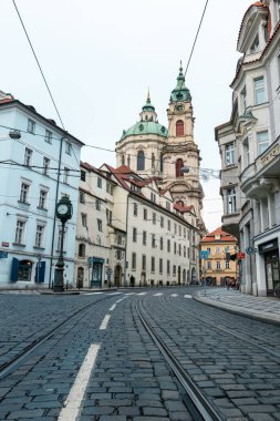 PRAG, CZECH REPUBLIC- 08 ARALIK 2021: Çek Cumhuriyeti Prag 'daki eski kasaba. Prag Popüler Turist Durgunluğu.