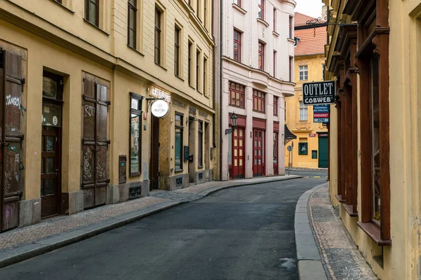 PRAG, CZECH REPUBLIC- 08 ARALIK 2021: Çek Cumhuriyeti Prag 'daki eski kasaba. Prag Popüler Turist Durgunluğu.