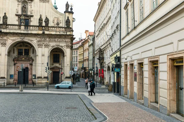 PRAG, CZECH REPUBLIC- 08 ARALIK 2021: Çek Cumhuriyeti Prag 'daki eski kasaba. Prag Popüler Turist Durgunluğu.