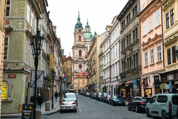 PRAG, CZECH REPUBLIC- 08 ARALIK 2021: Çek Cumhuriyeti Prag 'daki eski kasaba. Prag Popüler Turist Durgunluğu.