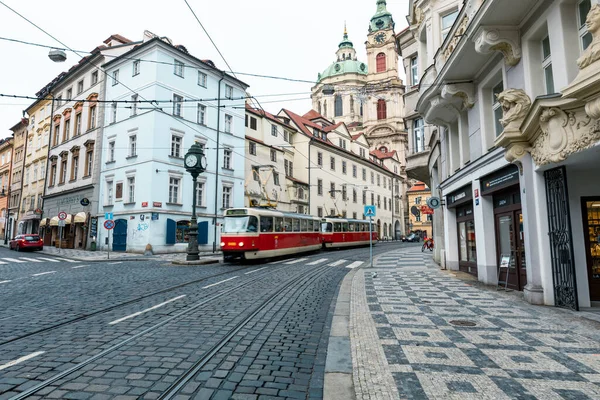 PRAG, CZECH REPUBLIC- 08 ARALIK 2021: Çek Cumhuriyeti Prag 'daki eski kasaba. Prag Popüler Turist Durgunluğu.