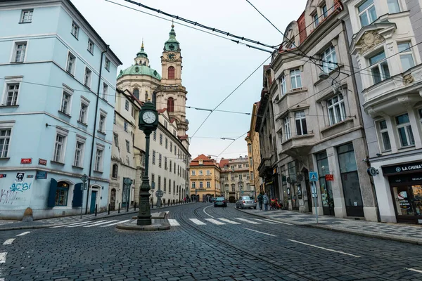 PRAG, CZECH REPUBLIC- 08 ARALIK 2021: Çek Cumhuriyeti Prag 'daki eski kasaba. Prag Popüler Turist Durgunluğu.