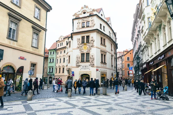 PRAG, CZECH REPUBLIC- 08 ARALIK 2021: Çek Cumhuriyeti Prag 'daki eski kasaba. Prag Popüler Turist Durgunluğu.
