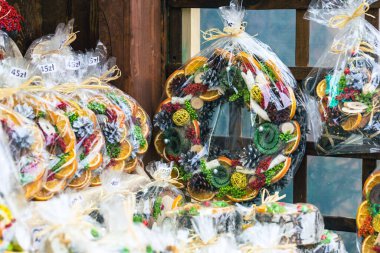 Noel baharatı çelengi ve yeşil ağaç tatili süslenmiş.