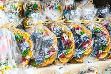 Noel baharatı çelengi ve yeşil ağaç tatili süslenmiş.