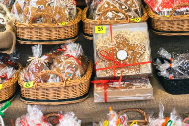 Geleneksel Noel Pazarında Pasta ve Bisküvi Dükkanı.
