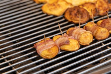 Polonya 'nın Krakow kentindeki Noel pazarında geleneksel Polonya füme peyniri 