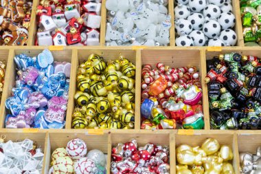 Geleneksel Noel Pazarında Renkli Noel Dekorasyonları.