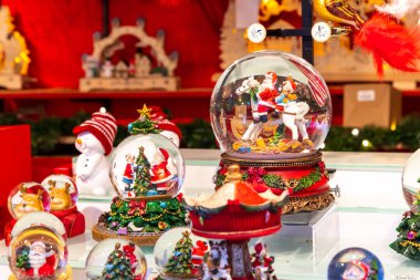 Almanya 'daki geleneksel Noel pazarında Noel süslemeleri satışı.