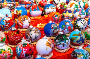 Almanya 'daki geleneksel Noel pazarında Noel süslemeleri satışı.