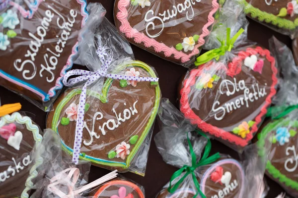 ポーランドのクリスマスマーケットでジンジャーブレッドハーツ ポーランド語で Love You と書かれた伝統的なジンジャーブレッドクッキー — ストック写真