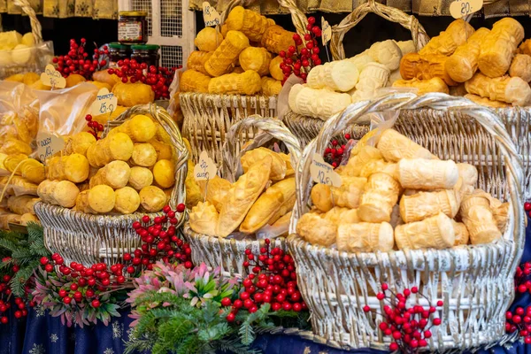 Tradiční Polský Uzený Sýr Oscypek Stánku Vánočním Trhu Polském Krakově — Stock fotografie
