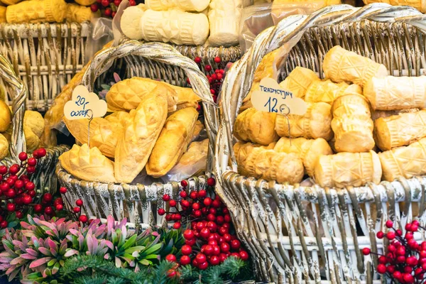 Queso Ahumado Tradicional Oscypek Puesto Del Mercado Navidad Cracovia Polonia —  Fotos de Stock