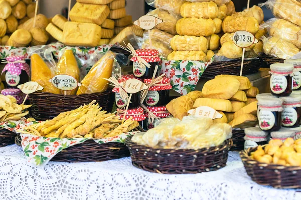 Queso Ahumado Tradicional Oscypek Puesto Del Mercado Navidad Cracovia Polonia —  Fotos de Stock