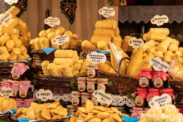 Queso Ahumado Tradicional Oscypek Puesto Del Mercado Navidad Cracovia Polonia —  Fotos de Stock