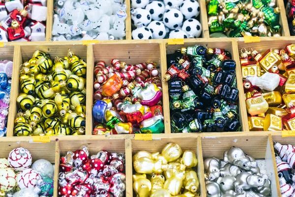 Geleneksel Noel Pazarında Renkli Noel Dekorasyonları.