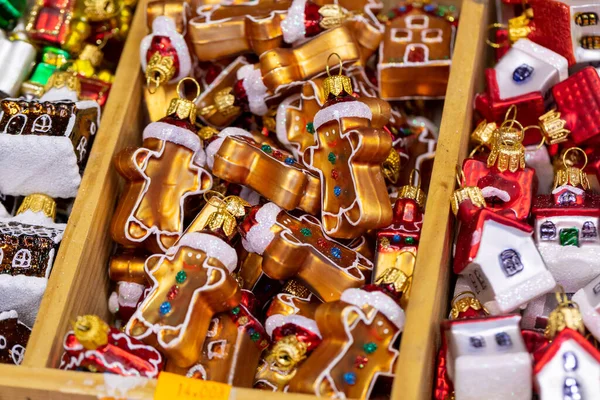 Kolorowe Dekoracje Świąteczne Tradycyjnym Jarmarku Świątecznym — Zdjęcie stockowe