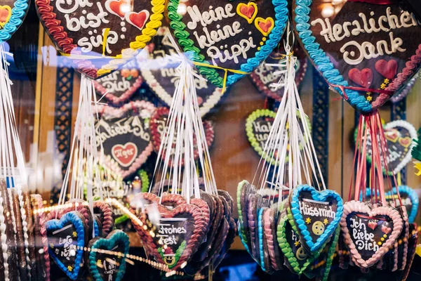 Пряничные Сердечки Немецком Рождественском Рынке Традиционное Имбирное Печенье Надписью Люблю — стоковое фото