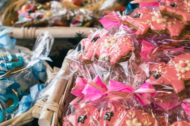 Geleneksel Noel Pazarında Pasta ve Bisküvi Dükkanı.