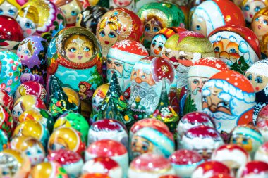 Geleneksel Noel Pazarında Renkli Noel Dekorasyonları.