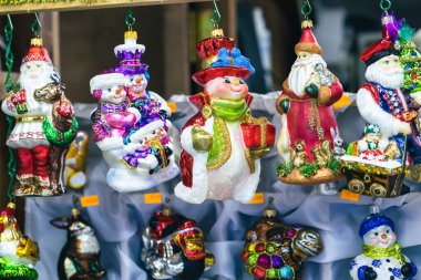 Geleneksel Noel Pazarında Renkli Noel Dekorasyonları.