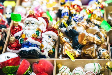 Geleneksel Noel Pazarında Renkli Noel Dekorasyonları.