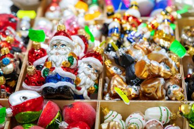 Geleneksel Noel Pazarında Renkli Noel Dekorasyonları.