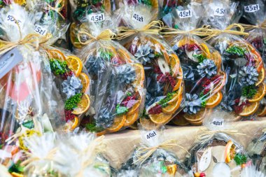 Polonya 'nın Krakow kentindeki Noel pazarında geleneksel Polonya füme peyniri 