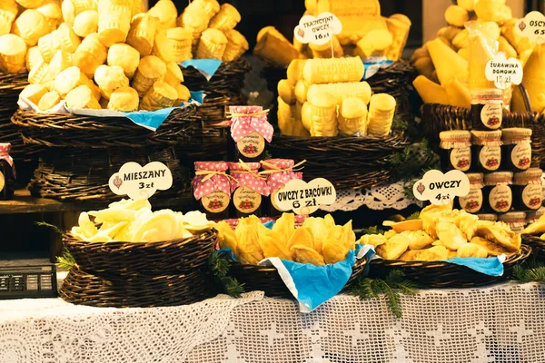 Tradiční Polský Uzený Sýr Oscypek Stánku Vánočním Trhu Polském Krakově — Stock fotografie