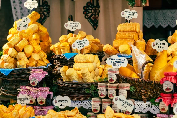 Queso Ahumado Tradicional Oscypek Puesto Del Mercado Navidad Cracovia Polonia —  Fotos de Stock