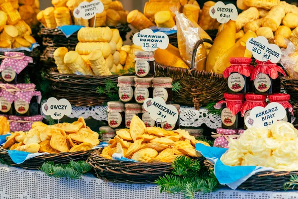 波兰克拉科夫的一个圣诞市场摊位上 传统的熏制奶酪 Oscypek — 图库照片