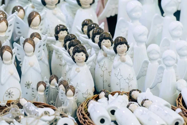 Geleneksel Noel Pazarında Renkli Noel Dekorasyonları.