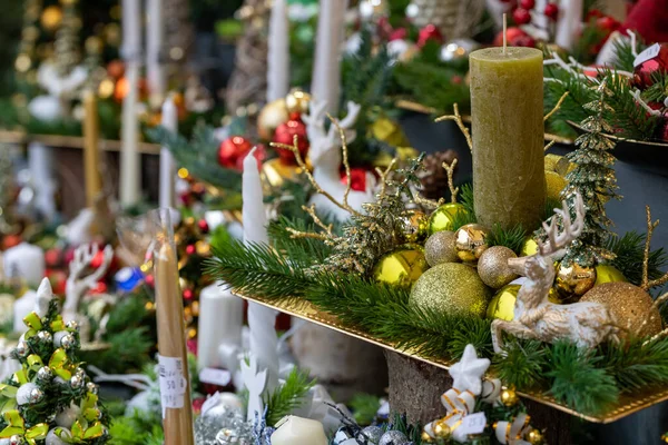 Noel baharatı çelengi ve yeşil ağaç tatili süslenmiş.