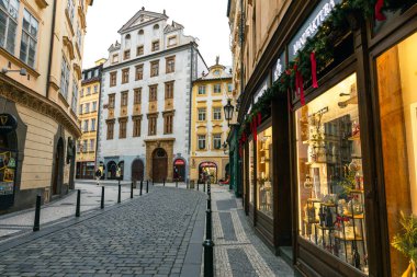 PRAG, CZECH REPUBLIC- 08 ARALIK 2021: Çek Cumhuriyeti Prag 'daki eski kasaba. Prag Popüler Turist Durgunluğu.