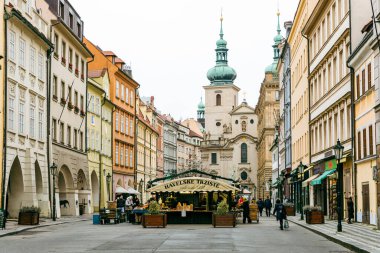 PRAG, CZECH REPUBLIC- 08 ARALIK 2021: Çek Cumhuriyeti Prag 'daki eski kasaba. Prag Popüler Turist Durgunluğu.